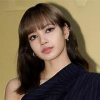 Lisa (BLACKPINK) trở về với mái tóc tự nhiên khi yêu