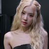 Rosé (BLACKPINK) gây sốt tuần qua với 3 kiểu tóc xoăn