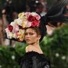Đồng chủ tịch Met Gala Zendaya hậu thuẫn John Galliano