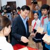 Ông Johnathan Hạnh Nguyễn trao học bổng trị giá 3,6 tỷ đồng cho học sinh, sinh viên vượt khó