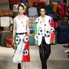 Moschino SS25: Những rung cảm được đánh thức tại chân trời mới