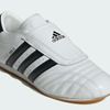 Soi tủ đồ sao từ trong nước đến quốc tế: Bật mí đôi giày adidas được Jennie lẫn Mono ưu ái