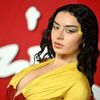 Charli XCX mang năng lượng Brat Girl vào chiến dịch H&M sắp ra mắt
