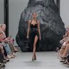 Michael Kors SS25: 35 năm tay nghề thủ công và kỹ nghệ tinh xảo của nước Ý