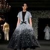 Richard Quinn RTW SS25: Công trình đồ sộ của những chiếc váy cưới cao cấp