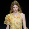 Versace Spring 2025 – Niềm vui của những năm 90