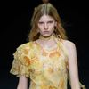 Versace Spring 2025 – Niềm vui của những năm 90