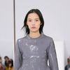 Loewe SS25 RTW: Jonathan Anderson tái hiện thế kỷ 19 của Loewe