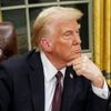 Đồng hồ Rolex bí ẩn trên bàn làm việc ông Trump