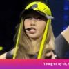 Bộ đồ bó sát của Lisa bị chê phản cảm