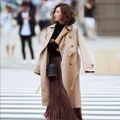 áo trenchcoat và chân láy xếp ly