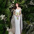 Có thể là hình ảnh về 1 người, đang đứng và hoa