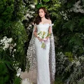 Có thể là hình ảnh về 1 người, đang đứng và hoa
