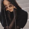 kính mát kèm dây đeo kim loại