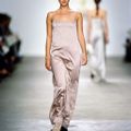 Kate Moss trình diễn cho thương hiệu Calvin Klein tại mùa mốt Thu - Đông 1998