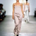 Kate Moss trình diễn cho thương hiệu Calvin Klein tại mùa mốt Thu - Đông 1998