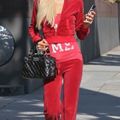 Paris Hilton diện tracksuit hồng và túi xách da màu đen những năm 2000s