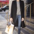 Alexa Chung theo đuổi phong cách sportwear với quần jeans rách, trenchcoat, sneakers