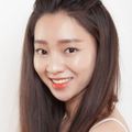 làm đẹp với kiểu tóc máy phồng kéo ngược ra sau.