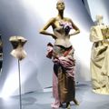 Xinh đẹp và táo bạo, trang phục của Westwood dành cho những người phụ nữ tự tin với chút hoang dại.