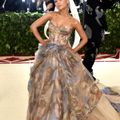 Những bộ cánh ấn tượng nhất lịch sử Met Gala-13