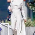Cùng điểm lại những bộ cánh trắng sang trọng, quý phái của Angelina Jolie-10
