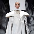 Những bộ trang phục “không đụng hàng” làm nên thương hiệu Lady Gaga-15