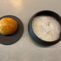 Món bánh brioche tự làm ăn kèm cùng xốt nhum truffle với foam sữa của The Monkey Gallery DINING có nét độc đáo rất riêng. (Nguồn ảnh: Hà Chuu)