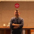 Bếp trưởng Yamaguchi Hiroshi – đầu bếp duy nhất tại Việt Nam đạt 1 sao MICHELIN cho nghệ thuật teppanyaki. Ảnh: KOKI