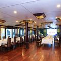 Không gian nhà hàng trên du thuyền Starlight Hạ Long