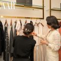 Doanh nhân Tôn Nữ Xuân Quyên đang lựa chọn cho mình một thiết kế trong BST Lady @Work.