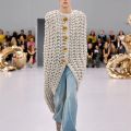 NEW_LOEWE_SS24_MW_SHOW_RUNWAY_LOOK_1_FRONT_RGB_CROPPED_3x4_01-copia.webp