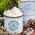 Món eggnog được làm từ rượu whiskey có phần kem tươi đánh bông bên trên