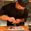 Chef bào nấm truffle trực tiếp trước mặt khách