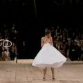 Alexander McQueen Xuân Hè 1999 (video: Bart Moore)