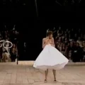 Alexander McQueen Xuân Hè 1999 (video: Bart Moore)