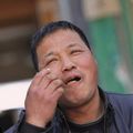 Người dân đang ăn món trứng đồng nam.