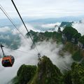 Từ trên cáp treo bạn có thể chiêm ngưỡng khung cảnh kỳ ảo tuyệt đẹp.