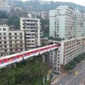 Ngắm nhìn đường sắt chạy xuyên qua các tòa nhà cao tầng.