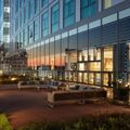 Khu vực ban công ngoài trời của Holiday Inn Express Seoul Hongdae.