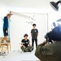 Một tình nguyện viên của Apple hỗ trợ chụp ảnh với chương trình Creative Studios ở Tokyo.