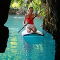 Chèo kayak khám phá thiên nhiên.
