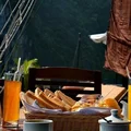 Ẩm thực du thuyền Pelican luôn là một trong những điểm hấp dẫn du khách. Ảnh: Halong Bay Cruises