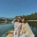 Đôi bạn thân đưa nhau đi du lịch sang chảnh kỷ niệm 18 năm tình bạn