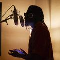Emmanuel Strickland đang làm việc trong studio.