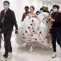 Mỹ nữ không thích mặc váy, sợ đám đông nhưng lại trở thành tâm điểm gây ùn tắc
