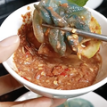 Loại hải sản có màu xanh độc lạ đang được săn lùng kịch liệt: giá lên đến 200k/kg, là "mỹ vị mùa hè" tại Huế