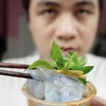 Loại hải sản có màu xanh độc lạ đang được săn lùng kịch liệt: giá lên đến 200k/kg, là "mỹ vị mùa hè" tại Huế