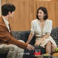 2 nữ phụ mặc đẹp không kém Kim Ji Won trong "Queen of Tears"
