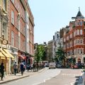Giới siêu giàu London dùng bút máy kim cương, thuê giúp việc tốn 11 tỷ